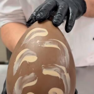 UOVO LATTE RIPIENO DI CREMA NOCCIOLA E GRANELLA DI NOCCIOLE