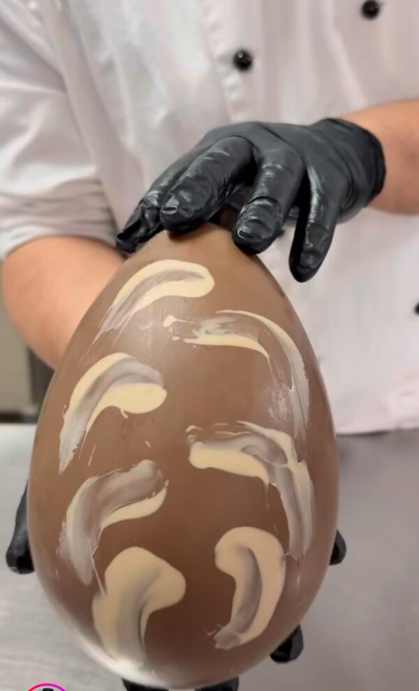 UOVO LATTE RIPIENO DI CREMA NOCCIOLA E GRANELLA DI NOCCIOLE